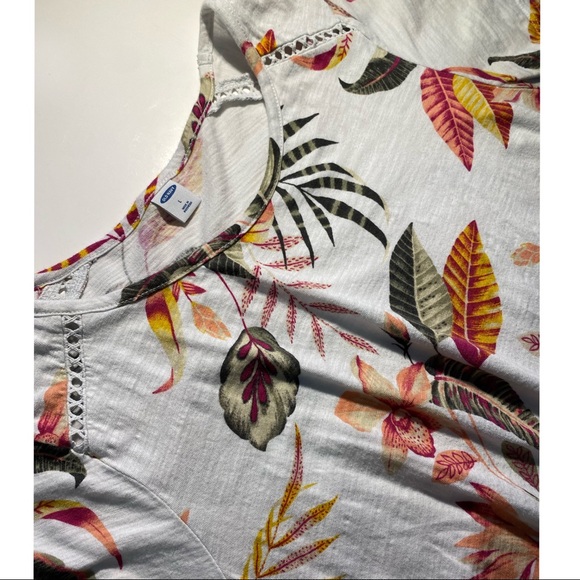 Old Navy Tropical Floral Crop Top - Picture 4 of 7